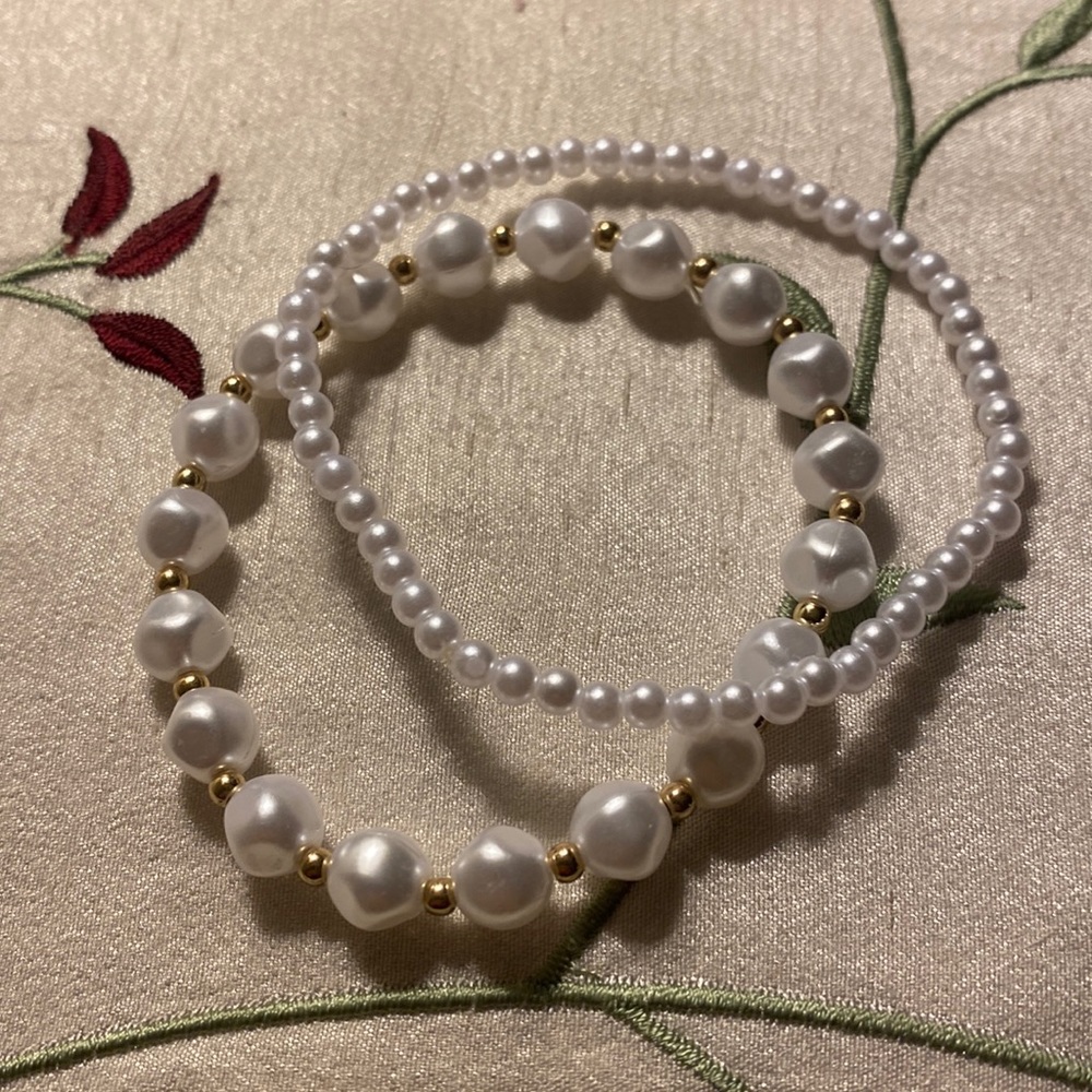Set of 2 very pretty and bright white New bracelets